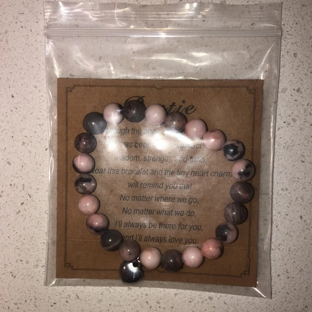 Beautiful Bestie Bracelet. Never worn .. - Picture 4 of 4